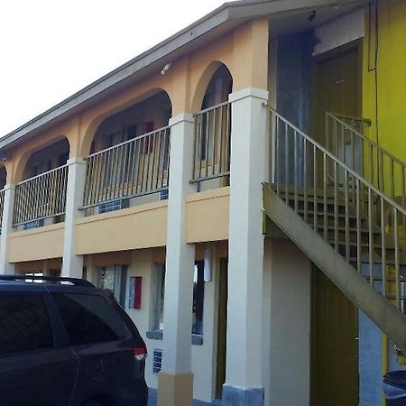 Carefree Inn Flatonia Exterior photo