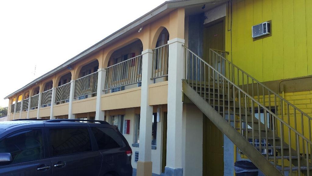 Carefree Inn Flatonia Exterior photo
