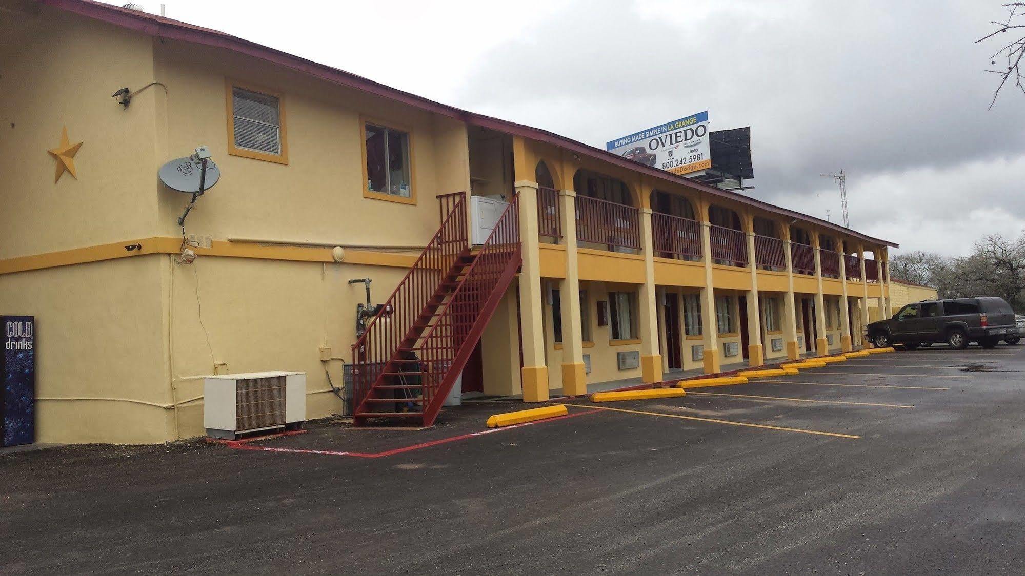Carefree Inn Flatonia Exterior photo