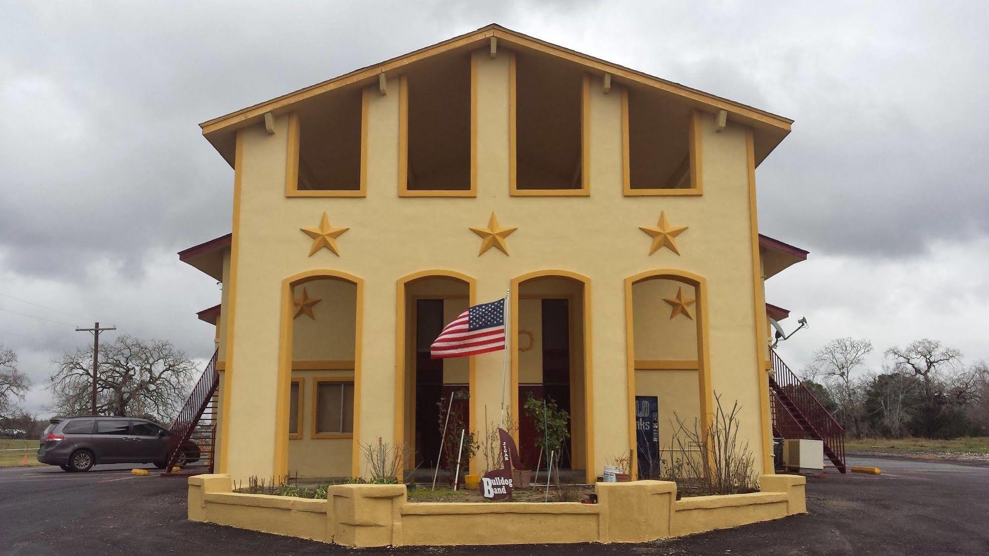Carefree Inn Flatonia Exterior photo